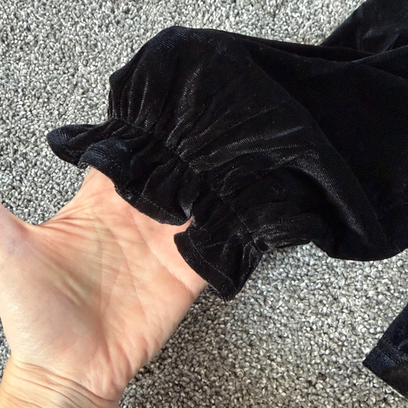 LA MIEL Elegant Black Velvet Blouse - Picture 5 of 6